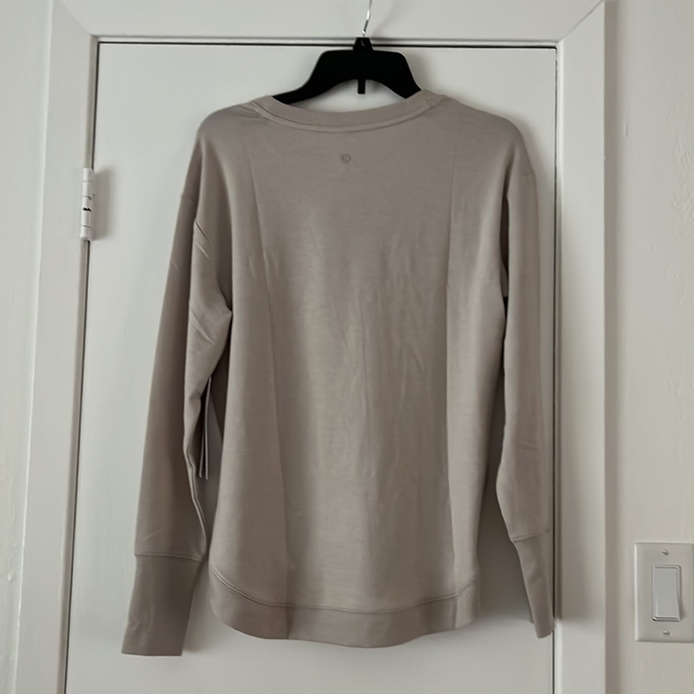 NWT Soft Rounded Hem Tee with Thumb Holes - Picture 10 of 13